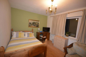 Double bedroom with view to the garden